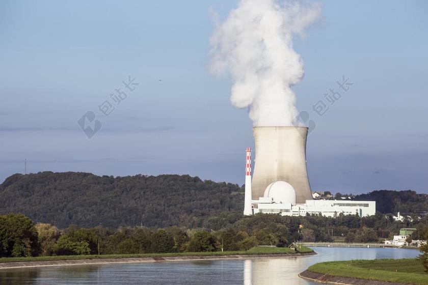 电厂核电烟筒白色污染河水背景图片