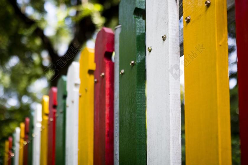 多彩篱笆孩子幼儿园木户外背景图片