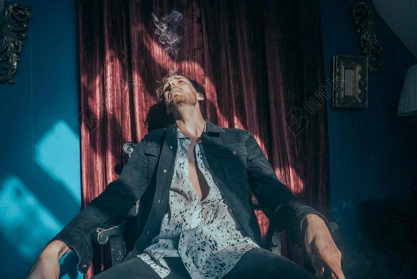 人 男子 浪费 累了 放松 寒意 烟 香烟 单