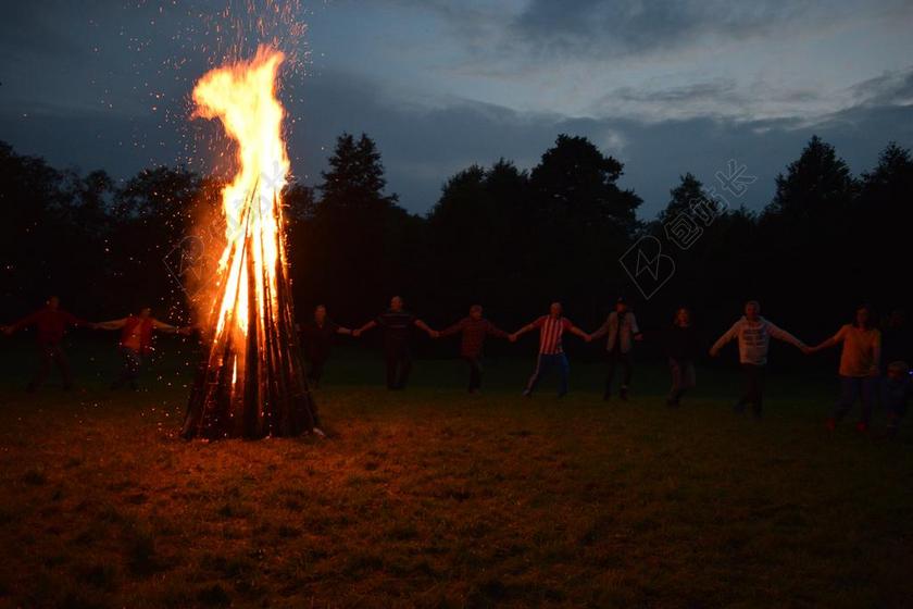 火 篝火 跳舞 人 一起 大 高大 夜 户外 柴 壁炉
