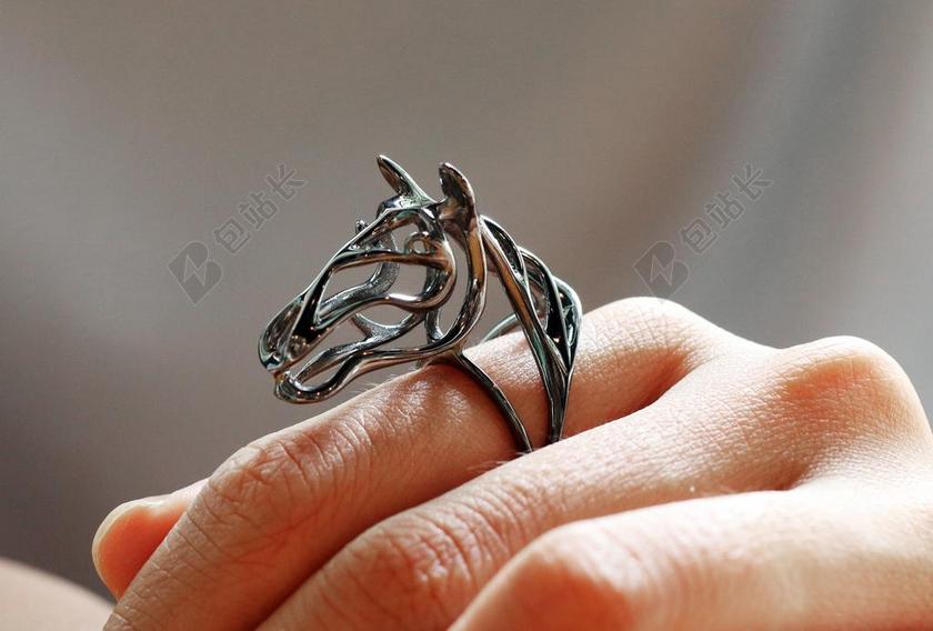 艺术马珠宝雕塑抽象小马设计环手背景图片