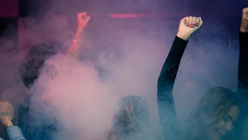 庆典人群夜灯音乐会疯狂背景图片