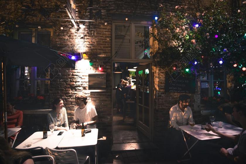 酒吧 目睹 夏天 坐 人 喝 生活方式 户外 年轻 成人