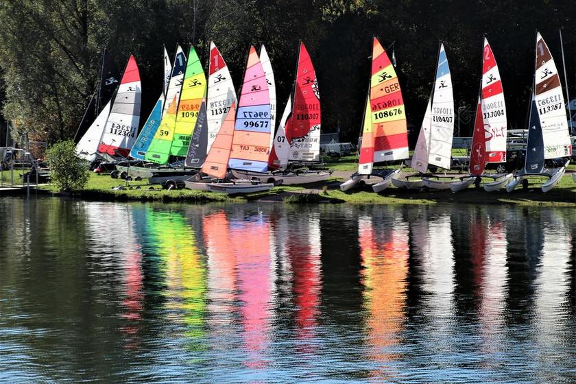 帆船 丰富多彩的帆船 帆 水 夏季 水上运动 引导 休闲 湖