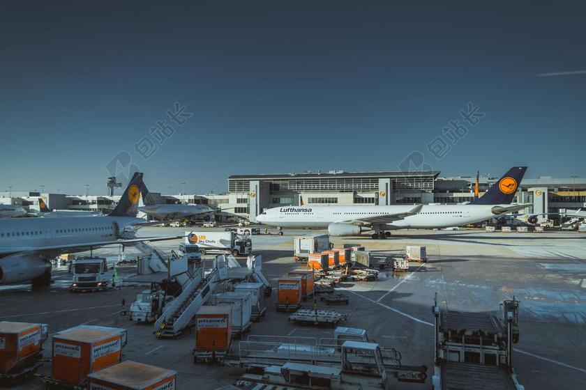 飞机 航空公司 旅行 蓝色 天空 飞行 建筑物 机场 集装箱