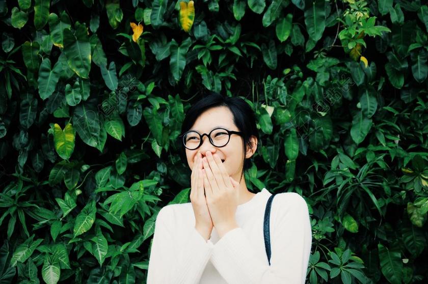人 女孩 单 微笑 快乐 植物 绿色 叶子 眼镜