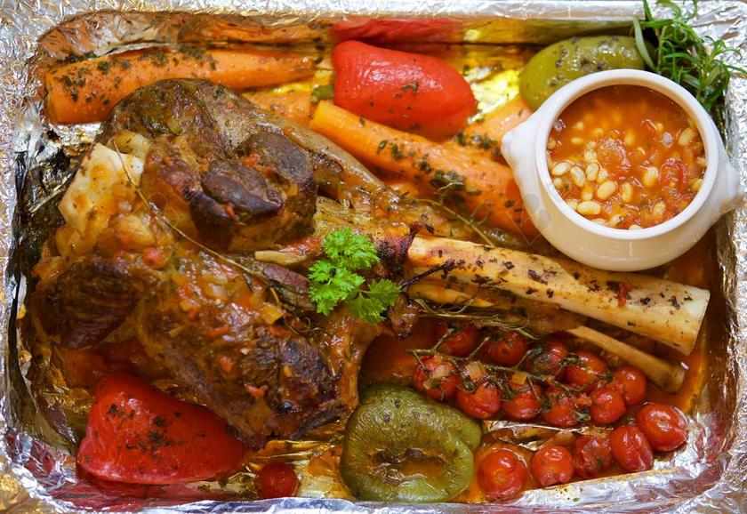 TJENA 厨房 烤腿的小牛肉 烤 蔬菜 白豆 圣诞大餐