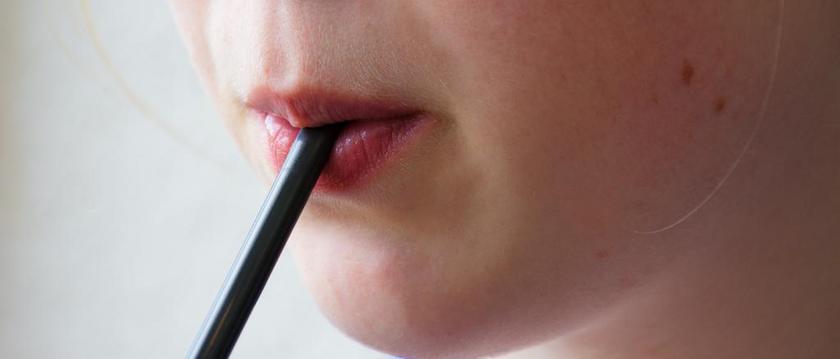 秸秆 吸管 喝 嘴里 管 塑料管材 女孩 口渴 HALM