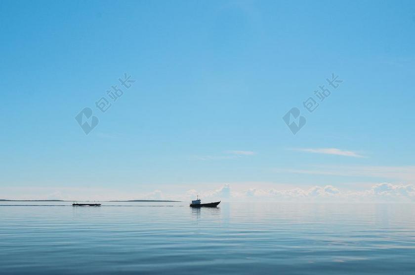 蓝天 船只 湖面