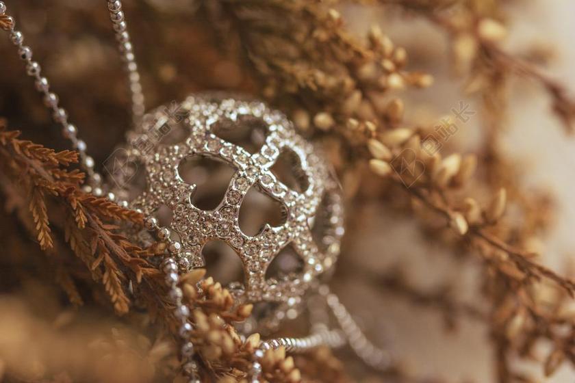 广告时尚银吊坠背景图片