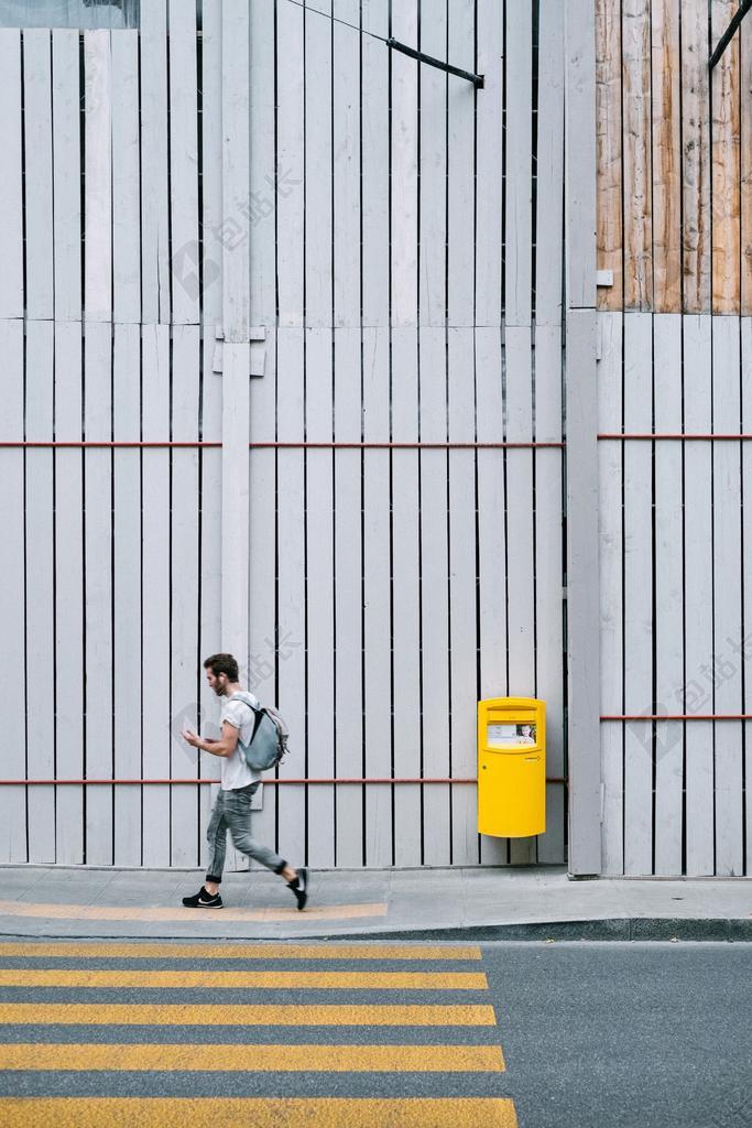 运动户外徒步的男子背景图片