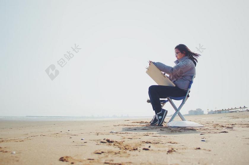 人 画画 写生 海边 沙滩