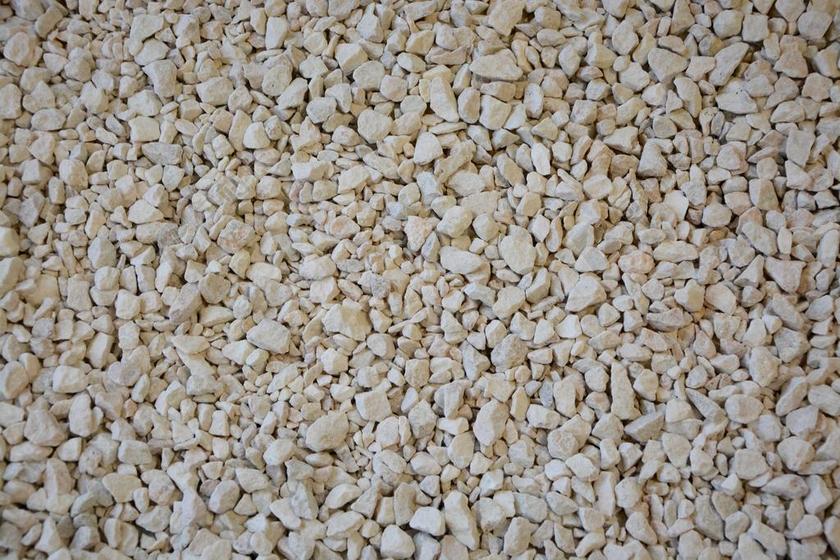 砾石 白色的沙砾 恢复土壤 石头粉碎 碎片的石头