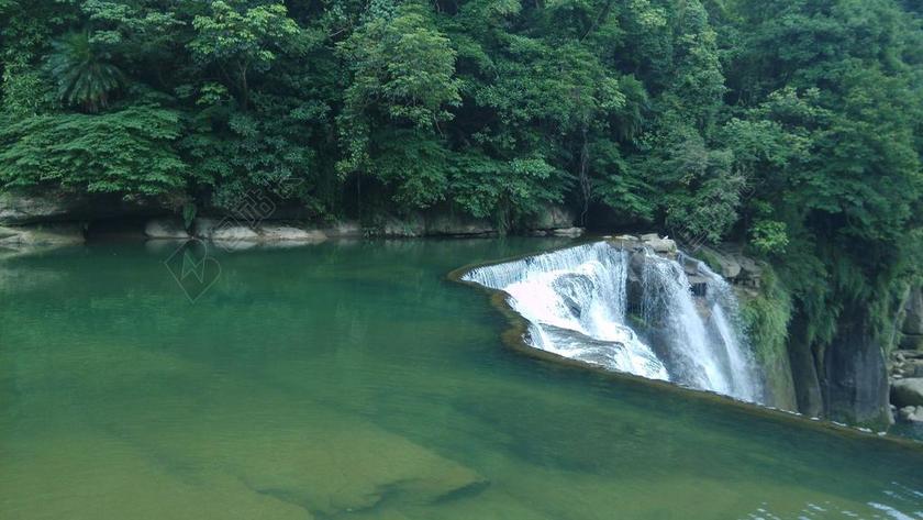 瀑布 山水画 湖泊 绿树