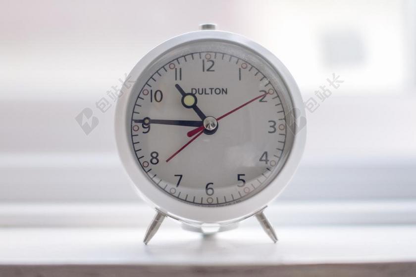 清新办公桌闹钟背景图片