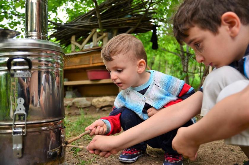 儿童 游戏 孩子们 人类 笑 脸上 夏天 无罪 寂寞