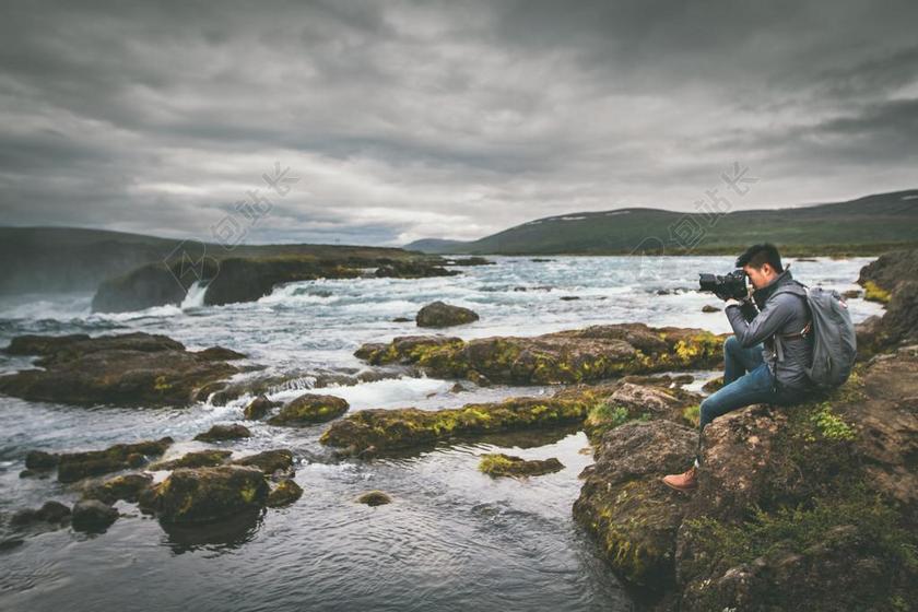 河 水 岩 绿色 苔 人 男子 摄影师 相机 摄影 草