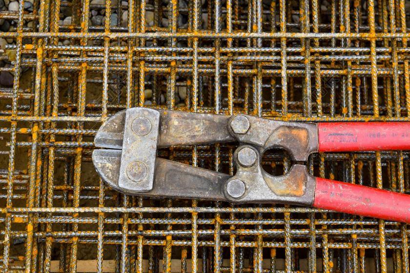 工具自然锈迹斑斑的铁钳背景图片