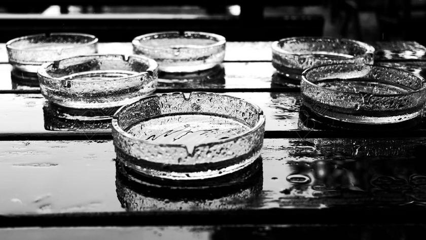 烟灰缸 雨 湿表 雨后 倒影在水中 风暴 玻璃 木材