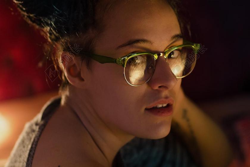 人 女子 眼镜 黑暗 夜