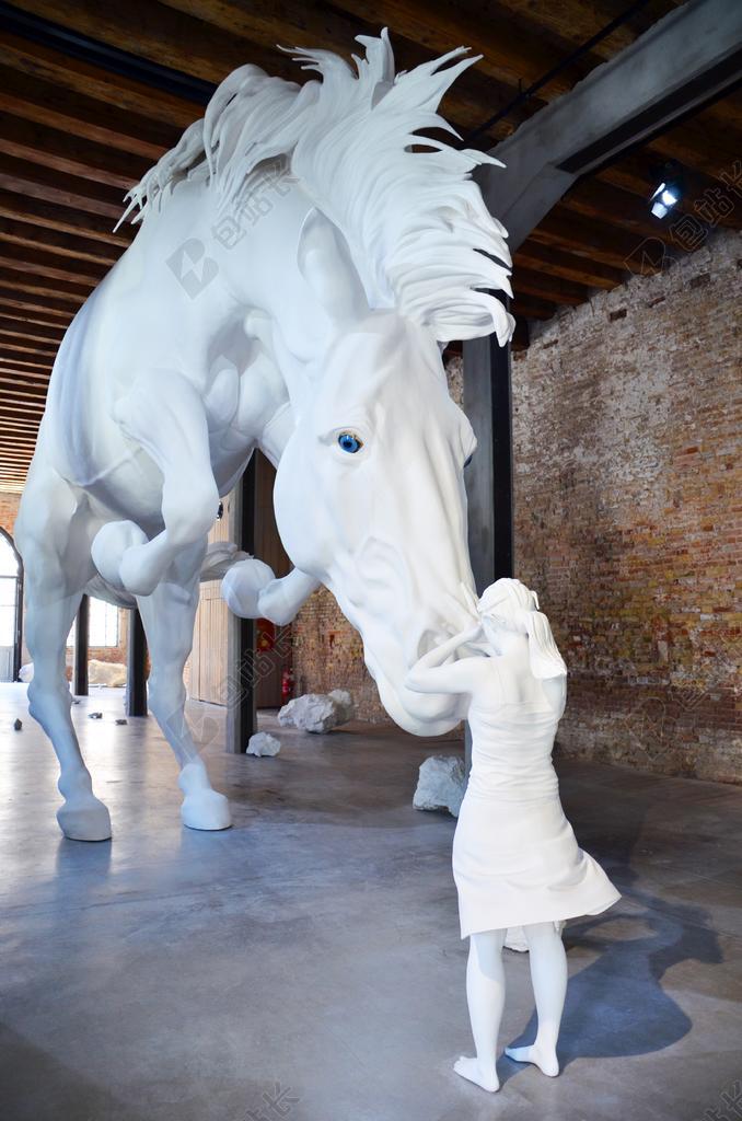 马 女孩 信托 白 思考 雕塑 动物 艺术装置 安装 艺术