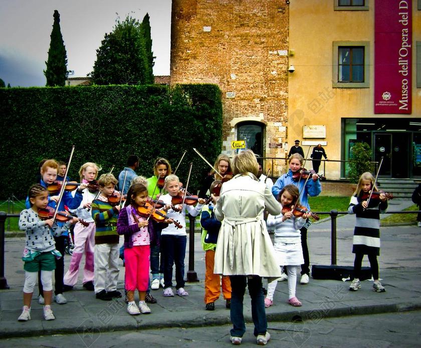 音乐清新街头演奏背景图片