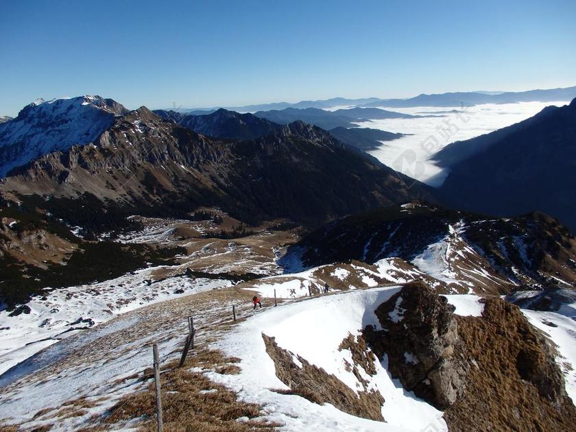 冬天 徒步旅行 陡 山 雪景 冬季远足 雪