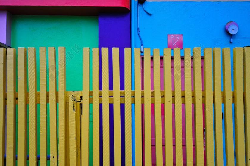 建筑时尚七彩的篱笆背景图片