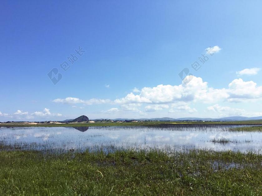 湖边 蓝天 草地