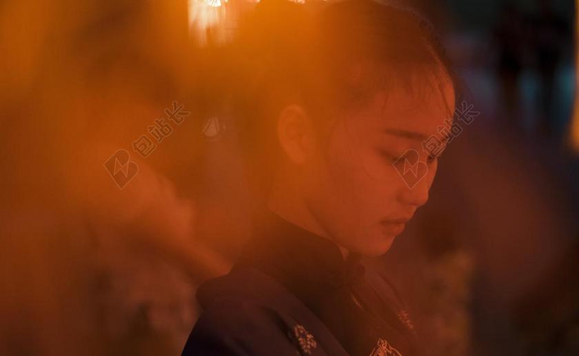 摄影清新黄昏下的女子背景图片