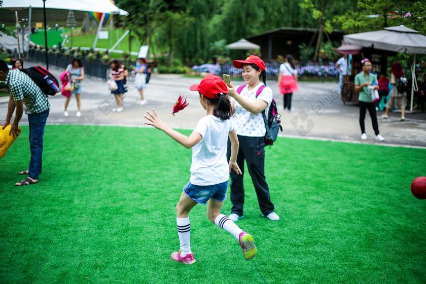 毽子 草地 游乐