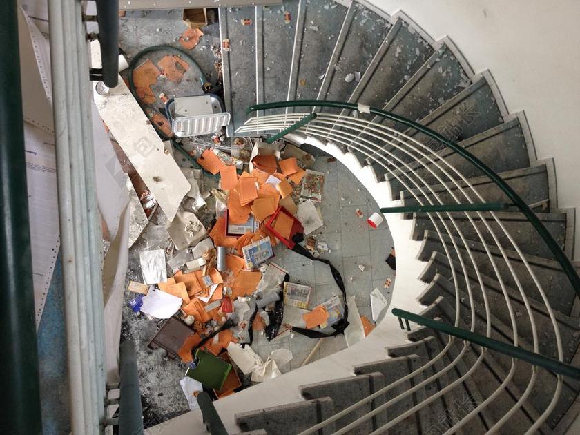 楼梯 被遗弃的地方 工厂 逐步 衰变 老建筑 污垢 垃圾