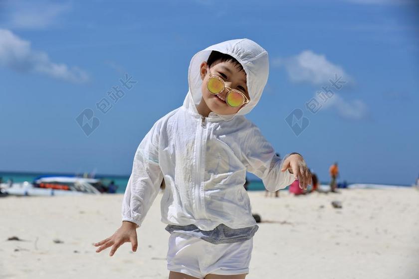 旅游清新海滩的小朋友背景图片