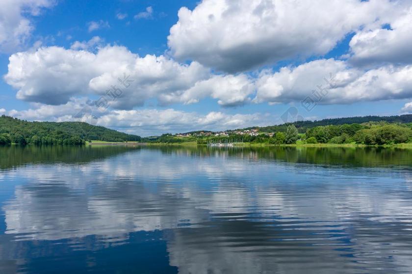 自然海上倒影背景图片
