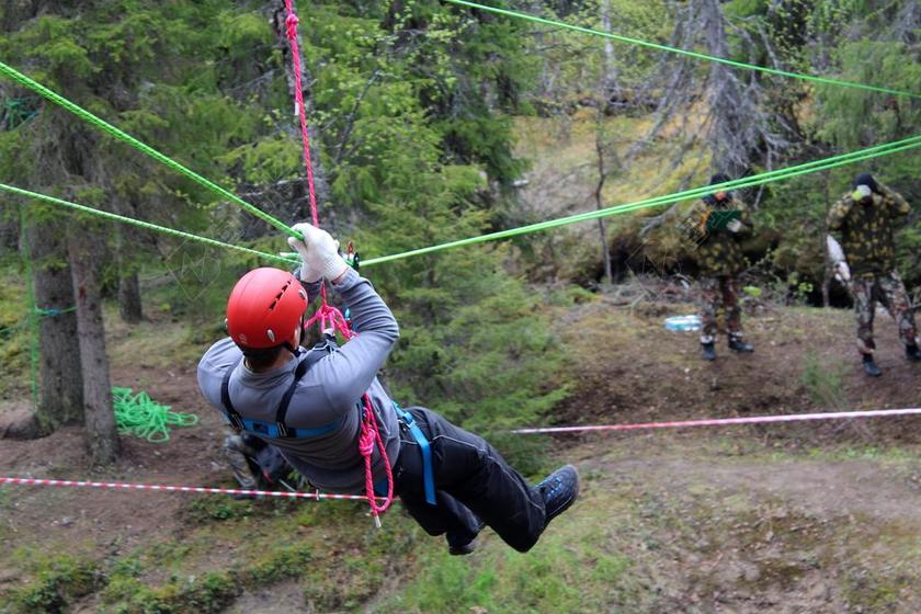 登山 攀岩爱好者 绳 下降 营地 度假