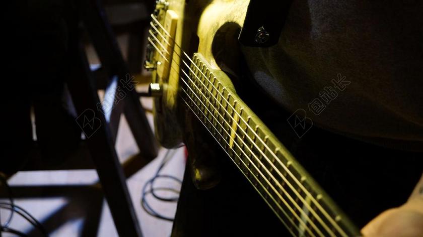 音乐时尚男子演奏吉他背景图片