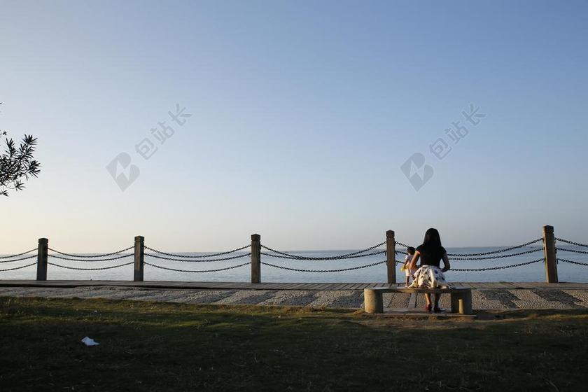 母女 大海 黄昏 母亲 孤独