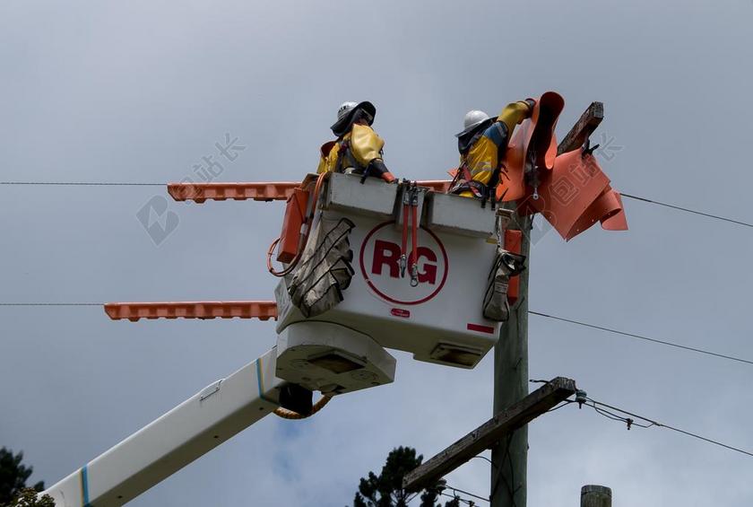 工人 男子 巡 电力 修复 极点 采摘 电线 电缆