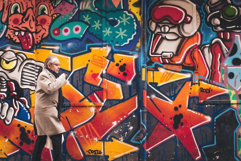 人 男子 香烟 街头艺术 防暴 涂鸦 墙 老 围巾 外套