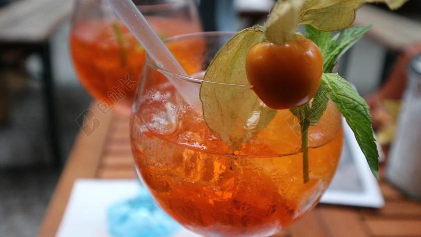 喝 APEROL APEROL 斯普瑞兹 玻璃 鸡尾酒 酒精