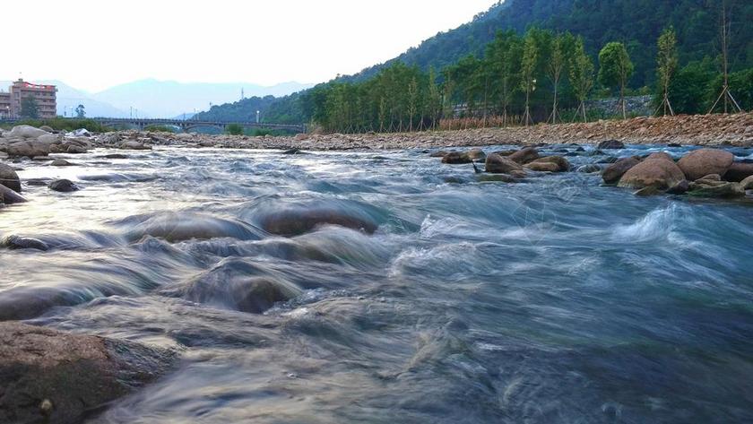 自然乡下溪水背景图片
