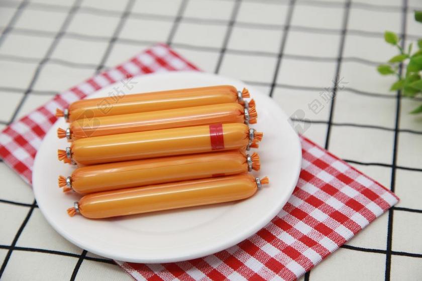 餐饮时尚碟子上的包装香肠背景图片