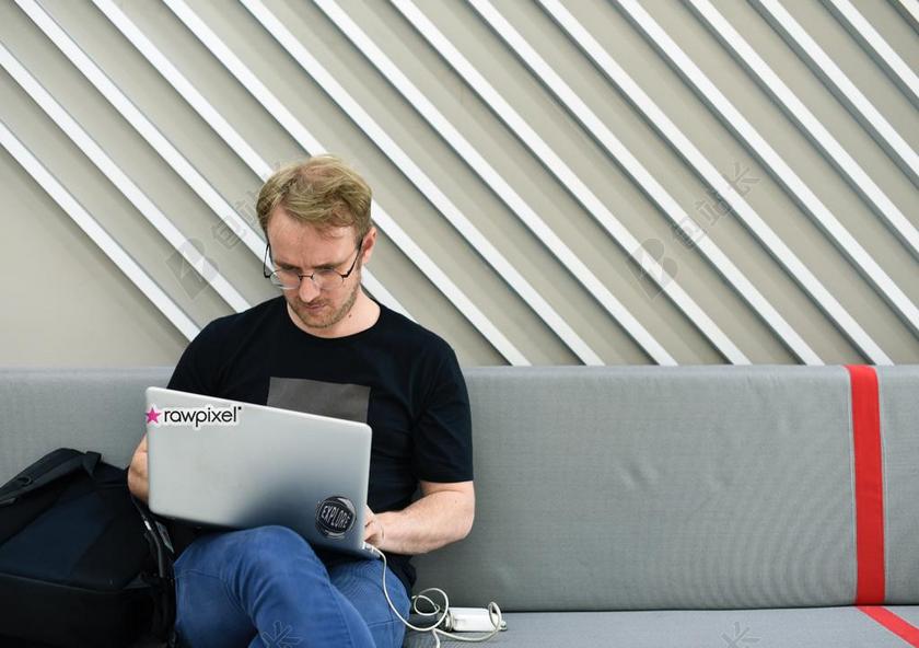 创业企业家商务人士坐在沙发认真工作中图片