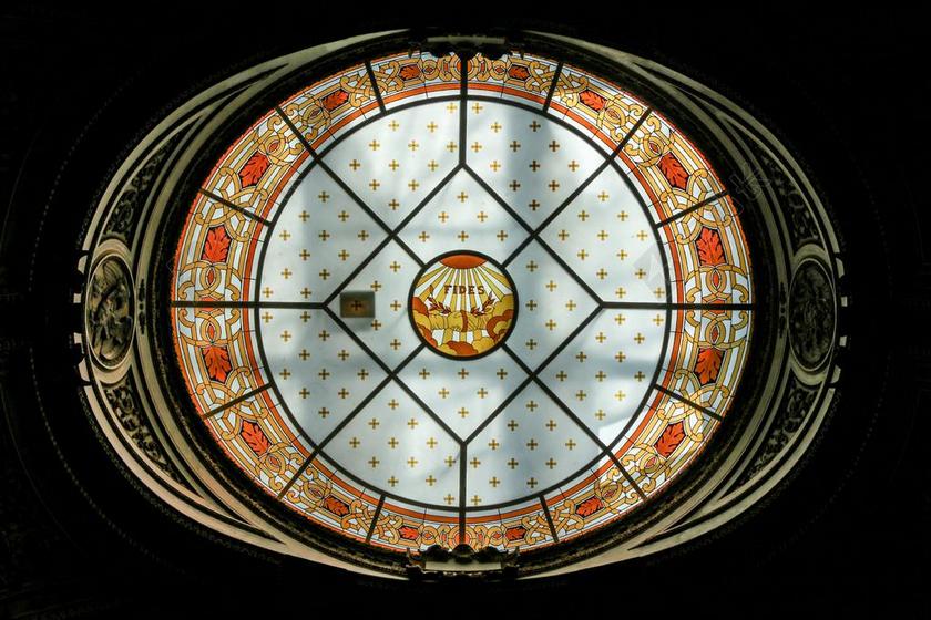 黑色建筑纹理教堂的天窗背景图片