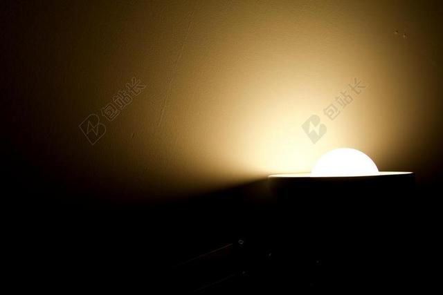 黄黑光线暖色黑夜中一盏白色灯光光线灯光夜晚背景图片
