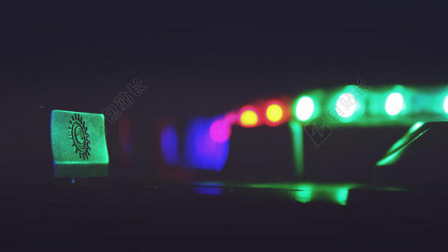 彩色光线炫彩霓虹灯闪烁夜晚灯光背景图片
