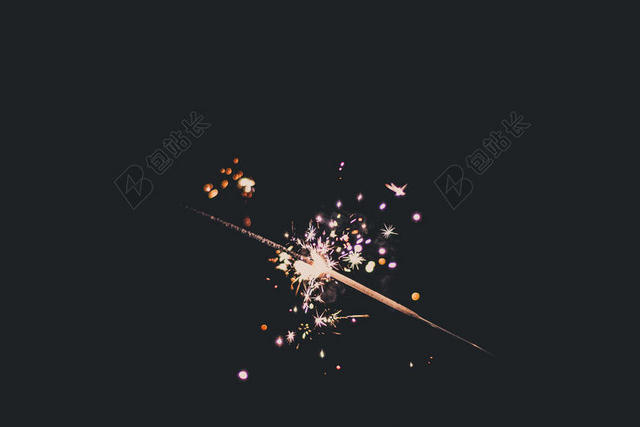 彩色光线炫彩爆发黑夜中燃烧的烟花烟花光线夜晚背景图片