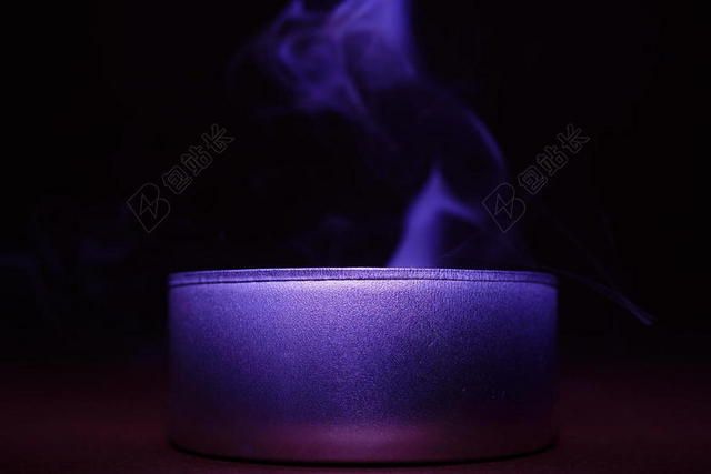 黑色瓷器冒烟热气光亮背景图片
