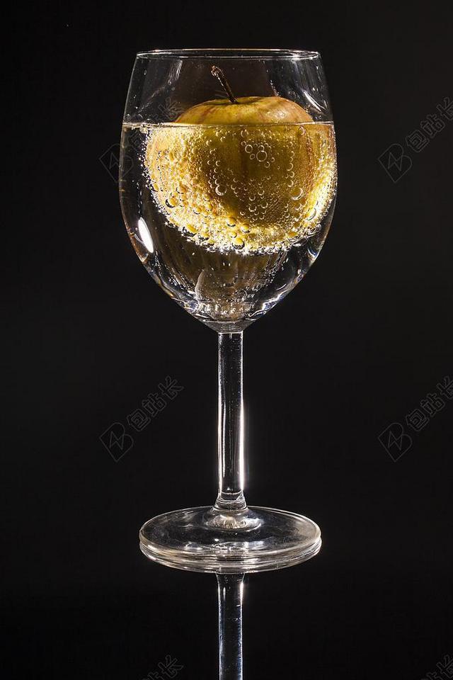 金色酒杯葡萄酒简约大气苹果葡萄酒气泡背景图片