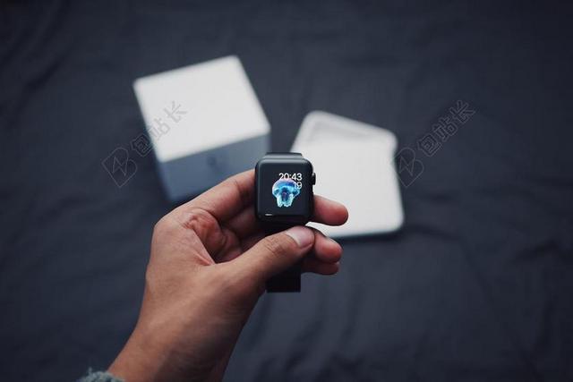 黑白科技简约突出智能手表拆箱宣传图片
